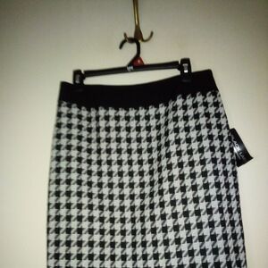 Elegant Houndstooth Pencil Skirt